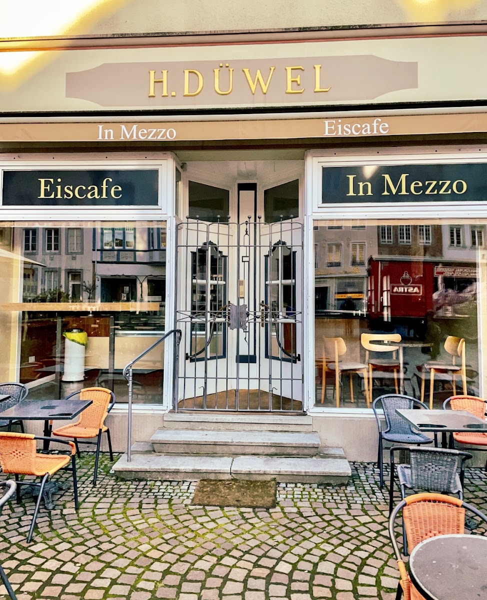 In Mez­zo